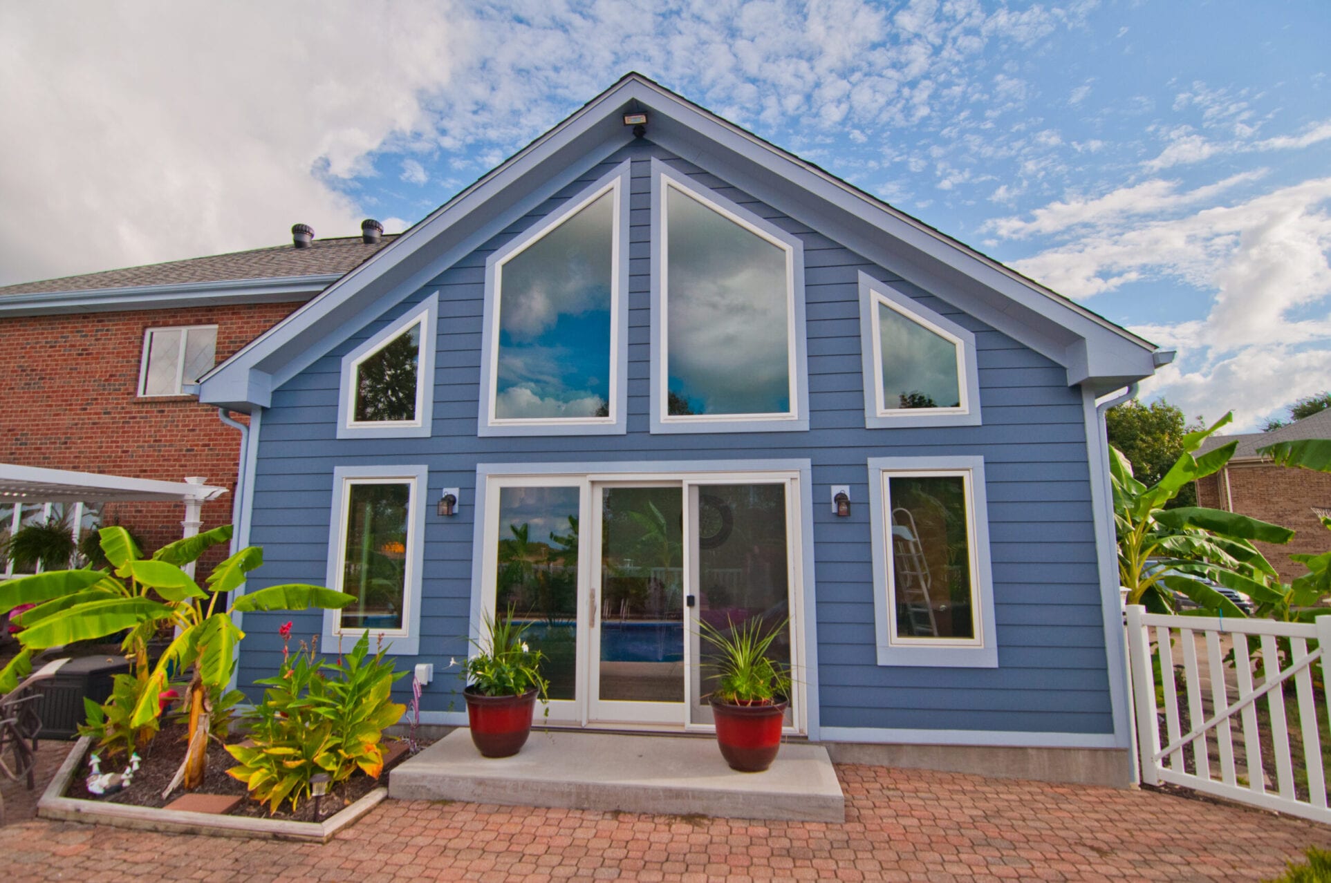 Great contrast colored house with additional space modeling